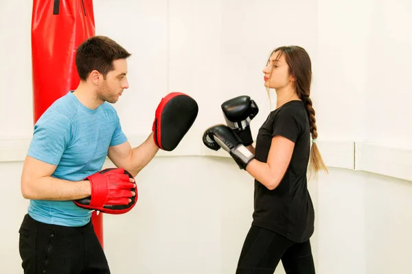The female boxer training at gym — Stock Photo, Image