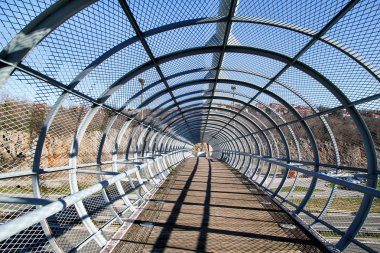 Modern mimari. Dairesel çelik konstrüksiyon ile Üstgeçit Köprüsü. Yarı-den geçerek warren truss yaya köprüsü. Detay yaya süspansiyon ahşap ve çelik yaya köprüsü.