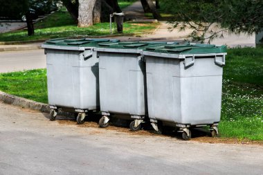 Sokak, çöp dumpsters üzerinde eski metal çöp konteyneri. Kirli depo gözleri reddediyorum. Sokak sahne. Park çöp konteyneri. Geri dönüşüm sanayi. Ekoloji, güzel doğal ortamı. Geri dönüşüm kutusu.