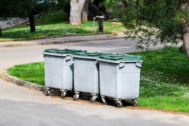 Sokak, çöp dumpsters üzerinde eski metal çöp konteyneri. Kirli depo gözleri reddediyorum. Sokak sahne. Park çöp konteyneri. Geri dönüşüm sanayi. Ekoloji, güzel doğal ortamı. Geri dönüşüm kutusu.