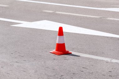 Yol üzerinde çalışıyorum. Sokak işaretleri ve yol. Sinyal göndermeye yönelik yol işaretleri. Yol bakım, inşaat işareti ve trafik konileri yolda altında. Yol engeli alternatif yol gösteren beyaz ok ile.