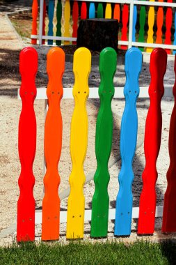 Şehir Parkı içinde renkli ahşap dekoratif çit. Peyzaj mimarlığı fikirler, ayrıntılar. Renkli ahşap tahta panel arka plan doku. Ahşap arka plan sanat. Yaratıcı renkli duvar kağıdı.