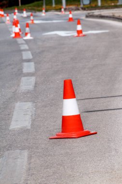Yol üzerinde çalışıyorum. Sokak işaretleri ve yol. Sinyal göndermeye yönelik yol işaretleri. Yol bakım, inşaat işareti ve trafik konileri yolda altında. Yol engeli alternatif yol gösteren beyaz ok ile.