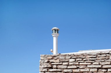 Arka plan mavi deniz kenarında beyaz fener taş duvar. Seyahat, yüzme, doğal peyzaj, yaz, Akdeniz, Adriyatik Denizi.