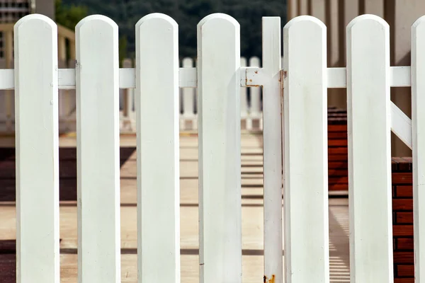 Vit trä dekorativa Staket isolerade. Planka panel bakgrundsstruktur. Landscape architecture idéer, detaljer, kreativa tapeter. Traditionell klassisk vintage design vitt trästaket. — Stockfoto