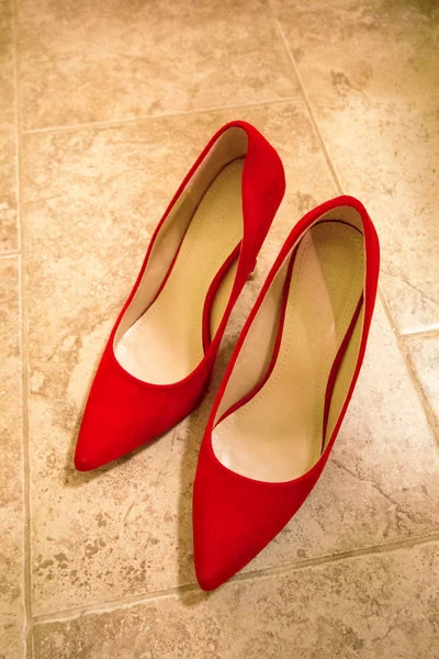 Güzel kırmızı ayakkabılar. Şık Kırmızı kadın ayakkabısı düğün katta, zarif gelin ayakkabıları closeup rustik arka planda, sabah düğün hazırlık için. Kırmızı kadife gelin ayakkabıları. Zerafet ve moda. — Stok fotoğraf