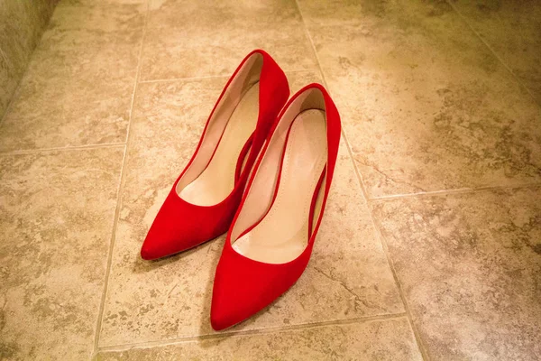 Güzel kırmızı ayakkabılar. Şık Kırmızı kadın ayakkabısı düğün katta, zarif gelin ayakkabıları closeup rustik arka planda, sabah düğün hazırlık için. Kırmızı kadife gelin ayakkabıları. Zerafet ve moda. — Stok fotoğraf