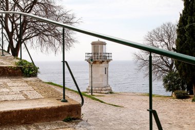 Deniz feneri. Rovinj, Istria, Hırvatistan eski deniz feneri. Arka planda gökyüzü ve bulutlar güzel Adriyatik Denizi görebilirsiniz. seyahat, yaz. Deniz feneri Istria St.Eufemija altında.