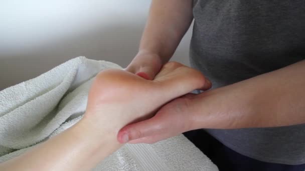 Fotmassage Skönhetssalong Närbild Visa Kvinna Med Sport Fotmassage Spasalong Manlig — Stockvideo