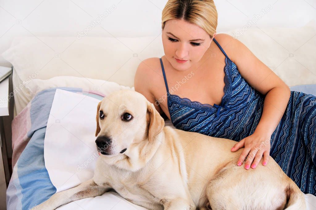 Nackte frau mit hund