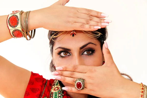 Kvinna dans indisk dans i nationaldräkt. En stilig vacker flicka stående i rött hinduiska Saree, horn för indisk dans rörelse. Indiska dansare i traditionella kläder. Bollywood dans. Skönhet. — Stockfoto