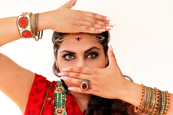 Ženy tančí Indický Tanec v národních krojích. Portrét pohledný krásná dívka v červeném sárí hinduistické, roh pro indické taneční pohyb. Indická tanečnice v tradičním oblečení. Bollywoodský tanec. Krása. — Stock fotografie