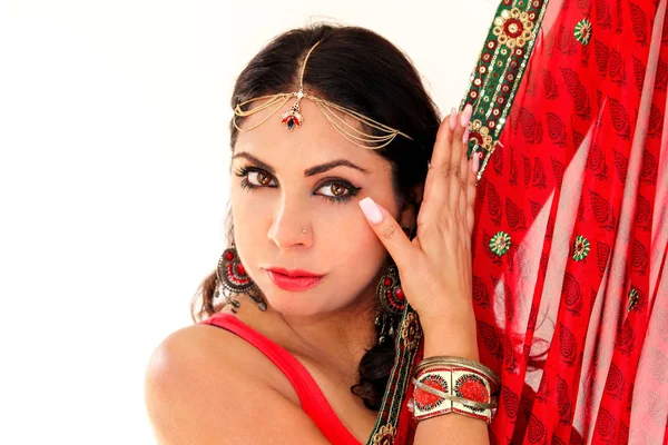 Kvinna dans indisk dans i nationaldräkt. En stilig vacker flicka stående i rött hinduiska Saree, horn för indisk dans rörelse. Indiska dansare i traditionella kläder. Bollywood dans. Skönhet. — Stockfoto