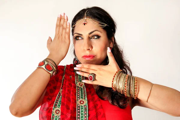 Ženy tančí Indický Tanec v národních krojích. Portrét pohledný krásná dívka v červeném sárí hinduistické, roh pro indické taneční pohyb. Indická tanečnice v tradičním oblečení. Bollywoodský tanec. Krása. — Stock fotografie