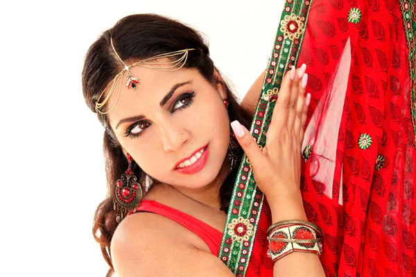 Kvinna dans indisk dans i nationaldräkt. En stilig vacker flicka stående i rött hinduiska Saree, horn för indisk dans rörelse. Indiska dansare i traditionella kläder. Bollywood dans. Skönhet. — Stockfoto