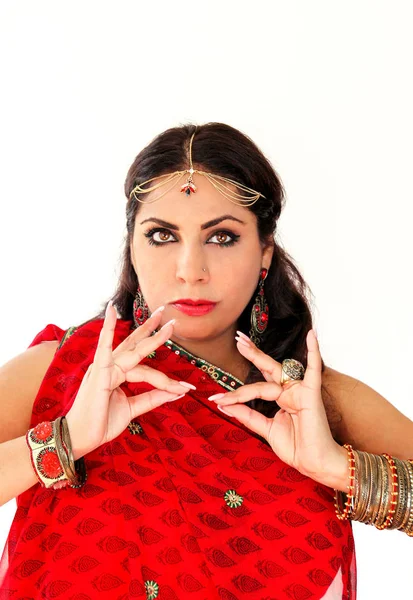 Woman dancing Indian dance in national dress. A handsome beautiful girl portrait in red Hindu Saree, horn for the Indian dance movement. Indian dancer in traditional clothing. Bollywood dance. Beauty. — Stock Photo, Image