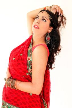 Hint dans Ulusal elbiseyle dans kadın. Kırmızı Hindu Sari, boynuz Hint dans hareketi bir yakışıklı güzel kız portre. Geleneksel giyim Hintli dansçı. Bollywood dans. Güzellik.