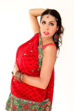 Hint dans Ulusal elbiseyle dans kadın. Kırmızı Hindu Sari, boynuz Hint dans hareketi bir yakışıklı güzel kız portre. Geleneksel giyim Hintli dansçı. Bollywood dans. Güzellik.