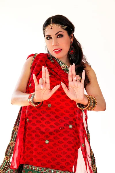 Mulher dançando dança indiana em vestido nacional. Um belo retrato de menina bonita em vermelho Hindu Saree, chifre para o movimento de dança indiana. Dançarina indiana em roupas tradicionais. Dança de Bollywood. Beleza . — Fotografia de Stock