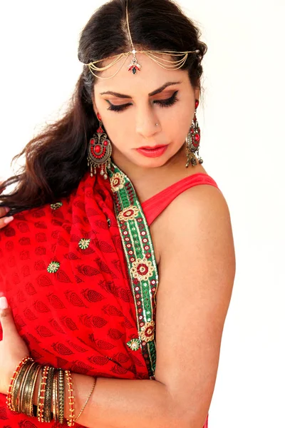 Mulher dançando dança indiana em vestido nacional. Um belo retrato de menina bonita em vermelho Hindu Saree, chifre para o movimento de dança indiana. Dançarina indiana em roupas tradicionais. Dança de Bollywood. Beleza . — Fotografia de Stock