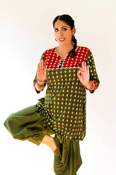 Mulher dançando dança indiana em vestido nacional. Um belo retrato menina em estilo shree kurta patiala set, chifre para o movimento de dança indiana. Dançarina indiana em roupas tradicionais. Dança de Bollywood . — Fotografia de Stock