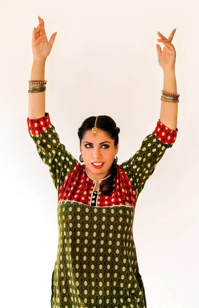 Mujer bailando danza india en traje nacional. Un hermoso retrato de niña en estilo shree kurta patiala set, cuerno para el movimiento de danza india. Bailarina india con ropa tradicional. Baile de Bollywood . — Foto de Stock