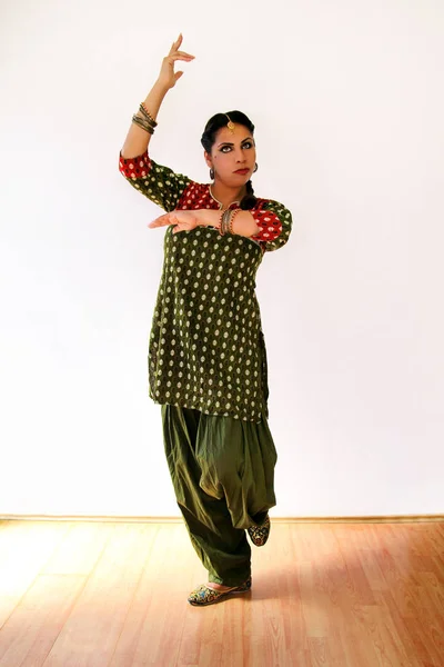 Γυναίκα που χορεύει Ινδικού χορού στην εθνική ενδυμασία. Ένα πορτρέτο του όμορφη κοπέλα στο shree kurta patiala ορισμός στυλ, Κέρας για το κίνημα του Ινδικού χορού. Ινδική χορεύτρια με παραδοσιακή ενδυμασία. Χορός Bollywood. — Φωτογραφία Αρχείου
