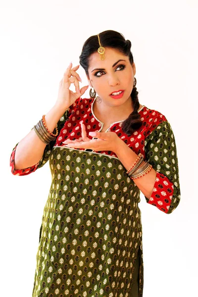 女性民族衣装でインド舞踊を踊っています。シュリー クルター パティヤーラーで美しい少女の肖像画は、スタイル、ホーン インド舞踊の動きを設定します。伝統的な服でインド人のダンサー。ボリウッド ダンス. — ストック写真