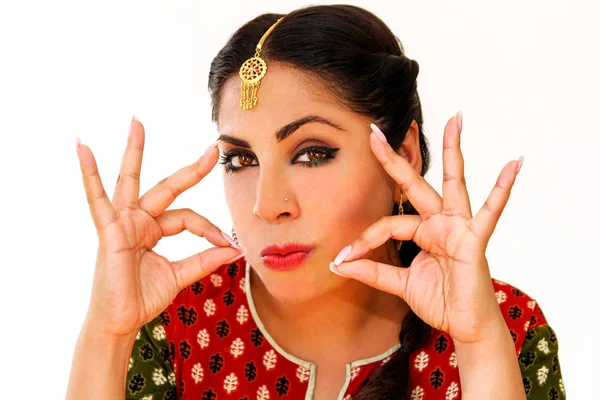 Mujer bailando danza india en traje nacional. Un hermoso retrato de niña en estilo shree kurta patiala set, cuerno para el movimiento de danza india. Bailarina india con ropa tradicional. Baile de Bollywood . — Foto de Stock