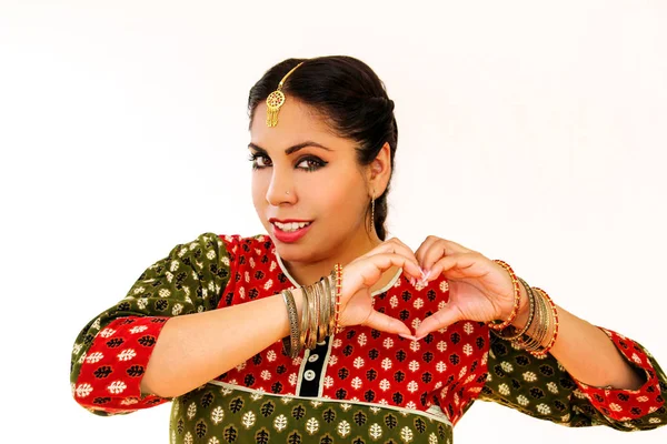 女性民族衣装でインド舞踊を踊っています。シュリー クルター パティヤーラーで美しい少女の肖像画は、スタイル、ホーン インド舞踊の動きを設定します。伝統的な服でインド人のダンサー。ボリウッド ダンス. — ストック写真