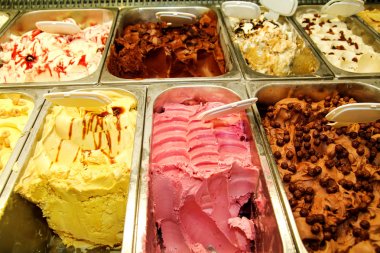 Renkli meyve dondurma ile vitrin. Dondurma çok scoopable tatlar ile karşı hizmet. Renkli meyve ile dondurma, çikolata, vanilya vitrin. Buzdolabı dondurma ile. Dondurma Dükkanı.