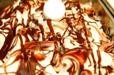 Tatlı, dondurma buzdolabında yemekler. Dondurma çok scoopable tatlar ile karşı hizmet. Buzdolabı dondurma ile. Dondurma Dükkanı. Pastane.