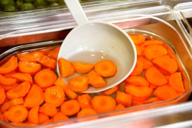 Meyve tatlı yapmak için bir iki yüzlü ayarlayın. Taze meyve suları. Smoothie meyve, yapım kadının elini tutuyor kepçe ile meyve suyu meyve ve su plastik bir kap. Sağlıklı gıdalar.