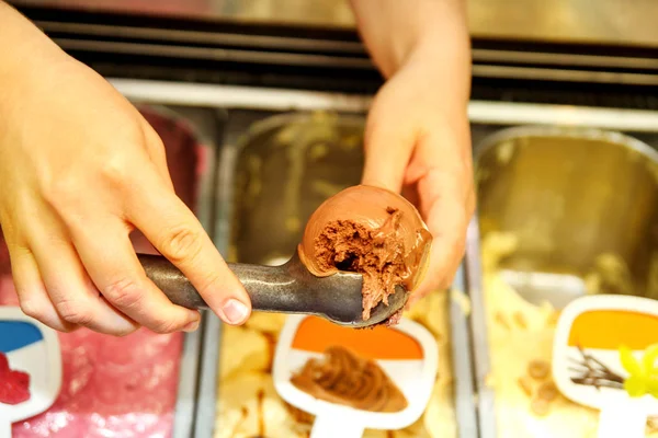 Mão Feminina Com Colher Leva Sorvete Chocolate Geladeira Servindo Cone — Fotografia de Stock