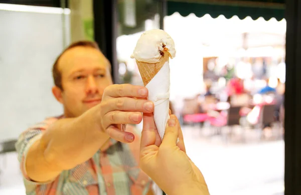 Beau Homme Heureux Vend Crème Glacée Dans Magasin Genre Vendeur — Photo