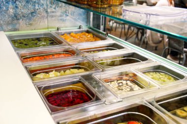 Çeşitli taze meyve ve sebze salata sağlıklı öğeleri. Markette taze meyve suları. Taze meyve ve sebze kaplar, smoothie meyve yapmaya hazır suya battı. Sağlıklı gıdalar.