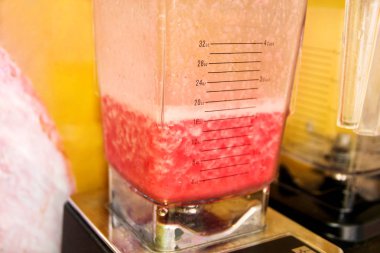 Sebze ve meyve güler yüzlü profesyonel modern elektrikli blender, portre. Blender sağlıklı güler yüzlü yapmak için kullanıyor. İşçi yüksek hız blender ile taze kesilmiş meyve üzerinde geçiş yapıyor.