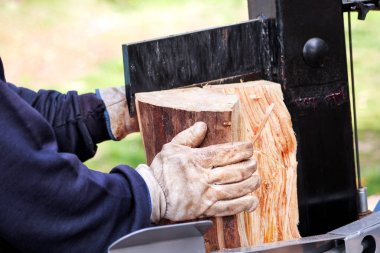 Kesme ahşap için gördüm. Bir adam kesme odun modern makine kereste kullanarak kış için gördüm. Ağaç Sanayi. Isıtma sezonunda, kış sezonu. Enerji yenilenebilir kaynak. Çevre kavramı.