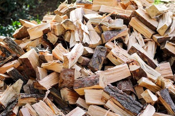 En hög med ved loggar redo för vintern. Skär loggar ved. Massivt trä, trä och timmer industrin. Eldningssäsongen, vintersäsongen. Förnybar resurs av energi. Miljö koncept. — Stockfoto