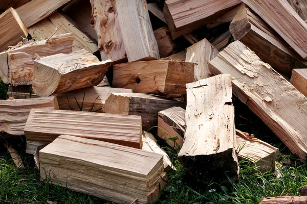 En hög med ved loggar redo för vintern. Skär loggar ved. Massivt trä, trä och timmer industrin. Eldningssäsongen, vintersäsongen. Förnybar resurs av energi. Miljö koncept. — Stockfoto