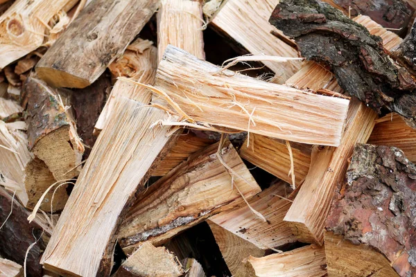 En hög med ved loggar redo för vintern. Skär loggar ved. Massivt trä, trä och timmer industrin. Eldningssäsongen, vintersäsongen. Förnybar resurs av energi. Miljö koncept. — Stockfoto