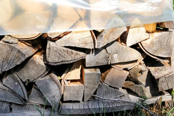 Skär ved, ved för vintern. Skär ved och färdiga träbitar för uppvärmning av trä. Träindustri. Värmesäsong, vintersäsong. Förnybar energikälla. Miljöbegrepp. — Stockfoto