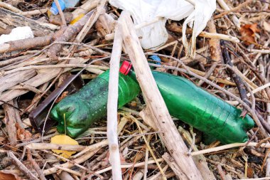 Plastik ve cam şişe atılır ve sol doğada, çöp yığını. Geri dönüşüm sanayi, ekoloji, geri dönüşümlü malzeme, kirliliği, ihmal, çevrenin korunması, ekoloji,.