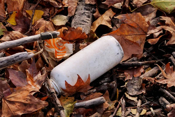 Πλαστικά και γυάλινα μπουκάλια που ρίχνεται μακριά και αριστερά στη φύση, σωρός από σκουπίδια. Οικολογική, οικολογία, ανακύκλωση βιομηχανία, δεν οικολογία, ανακυκλωμένο υλικό, ρύπανση, παραμέληση, την προστασία του περιβάλλοντος. — Φωτογραφία Αρχείου