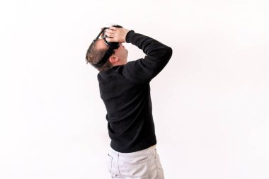 Yakışıklı adam giyen ve sanal gerçeklik izole beyaz arka plan üzerinde oynama. Sanal gerçeklik kask içinde çocuk eylem. VR gözlük. VR kutusu, Vr kulaklık. Office ve Vr kutusunu kullanarak genç iş adamı.