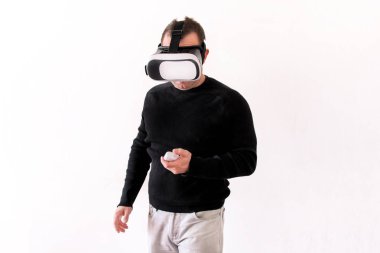 Yakışıklı adam giyen ve sanal gerçeklik izole beyaz arka plan üzerinde oynama. Sanal gerçeklik kask içinde çocuk eylem. VR gözlük. VR kutusu, Vr kulaklık. Office ve Vr kutusunu kullanarak genç iş adamı.