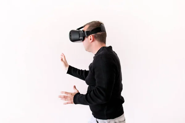 Όμορφος άνδρας φορώντας και το παιχνίδι εικονικής πραγματικότητας στο απομονωθεί σε λευκό φόντο. Αγόρι δράση στο κράνος εικονικής πραγματικότητας. VR γυαλιά. VR πλαίσιο, ακουστικό Vr. Νεαρός επιχειρηματίας στο γραφείο και χρησιμοποιώντας πλαίσιο Vr. — Φωτογραφία Αρχείου