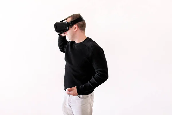 Ο άνθρωπος φορώντας και παίζοντας το παιχνίδι για κινητά στα γυαλιά εικονικής πραγματικότητας συσκευή σε λευκό φόντο. Άνθρωπος των επιχειρήσεων στο γραφείο δράσης και τη χρήση στο πλαίσιο εικονικό ακουστικά. Σύγχρονη τεχνολογία έννοια. — Φωτογραφία Αρχείου