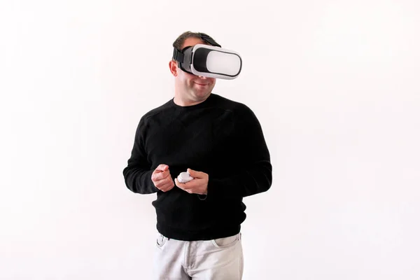 Ο άνθρωπος φορώντας και παίζοντας το παιχνίδι για κινητά στα γυαλιά εικονικής πραγματικότητας συσκευή σε λευκό φόντο. Άνθρωπος των επιχειρήσεων στο γραφείο δράσης και τη χρήση στο πλαίσιο εικονικό ακουστικά. Σύγχρονη τεχνολογία έννοια. — Φωτογραφία Αρχείου
