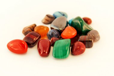 Yarı değerli taşlar / kristal taş türleri / taşlar şifa, endişe taş, palm taşlar, taşlar düşünmek / çeşitli taşlar değerli taşlar arka plan doku / yığın çeşitli renkli taşlar mineral koleksiyon.